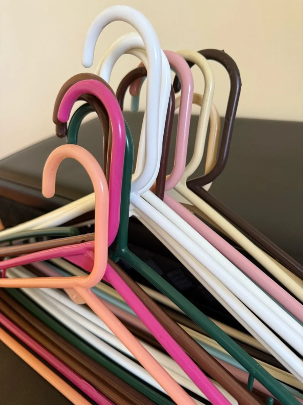 15Pack Mix Plastic Hangers Notched Durable Clothes Storage Organizer Multicolor